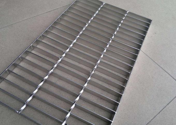 Copertura d'acciaio dello scolo della grata della fossa per le pavimentazioni del passo di 200mm - di 24 crociera