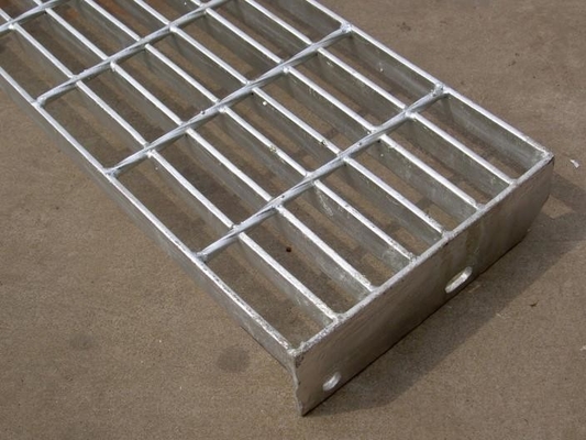 Porcellana Pedate d'acciaio galvanizzate T5 T4 con il piatto a quadretti per il pavimento di industria fornitore