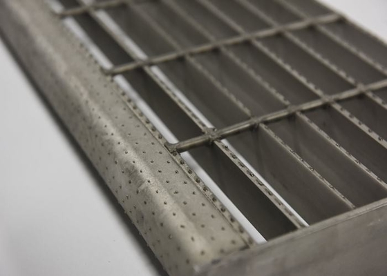 Porcellana Punti d'acciaio galvanizzati composto, passi di punto del metallo con il piatto a quadretti fornitore