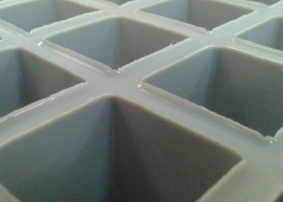 Porcellana Pavimento di plastica della maglia quadrata che gratta il materiale grigio di resistenza al fuoco di colore fornitore