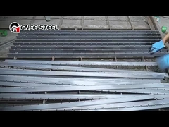 Copertura di una trincea di drenaggio con griglia di acciaio galvanizzato per progetti stradali comunali