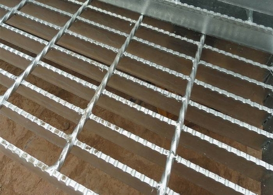 Porcellana Grata d'acciaio seghettata galvanizzata per il materiale del piatto di pavimento Q235low Cardon fornitore