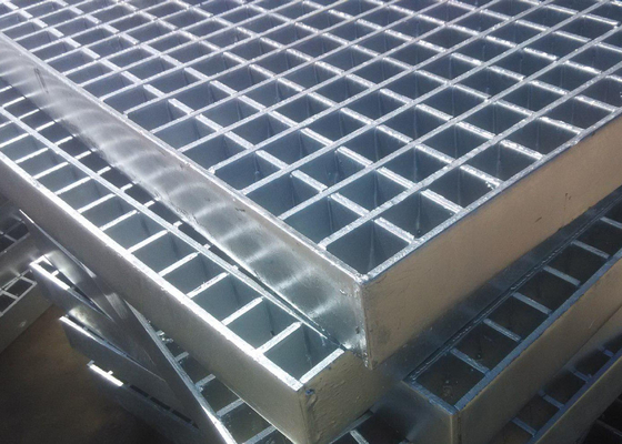 Porcellana le griglie del pavimento di industriale di 6mm x di 70mm hanno galvanizzato la piattaforma stridente d'acciaio crociere 8mm x 8mm fornitore