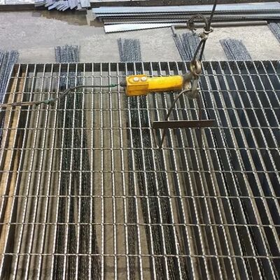 Hot Dip Galvanizing Carbon Steel Serrated Plain Bar Welded Steel Grating for Industrial Platforms