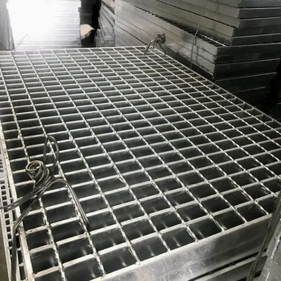 Copertura per tombino in acciaio zincato per impieghi gravosi, gradino per scale, scarico a pavimento per piazze