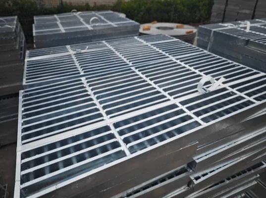 Passerella zincata a caldo per camminamenti, grigliato metallico, camminamenti in acciaio inox, piattaforma con barre saldate, grigliato in acciaio