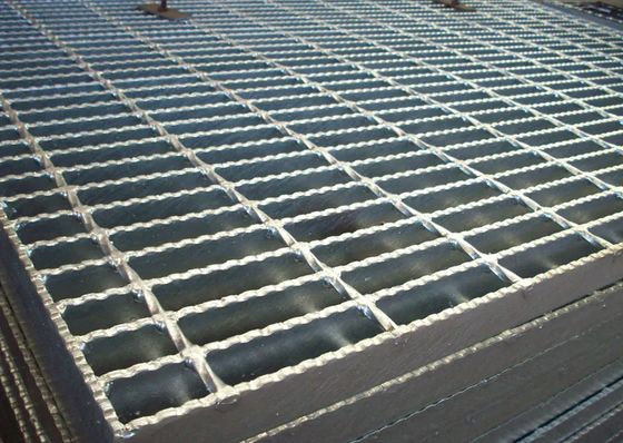 30X3mm Passeggiata Hot DIP Galvanizzato Metal Bearing Bar Grid Serrated Seld Steel Mesh Treads Trench Drainage Cover Tec-Sieve Expanded Steel Grating per la rampa del rimorchio