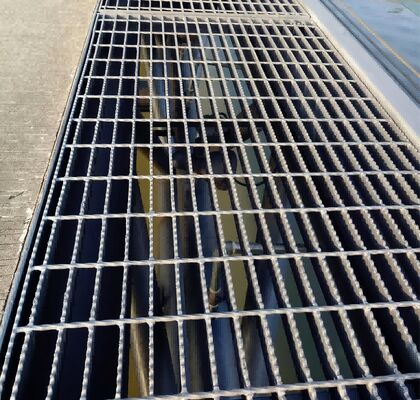 Customizable Galvanized Steel Grating with 15/20/30/34.3/40/60mm Bearing Bar for Durable Load-Bearing Applications