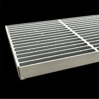 Griglia in acciaio zincato dentellata con barra portante 20x3 per drenaggio di piattaforme e coperture di canalette