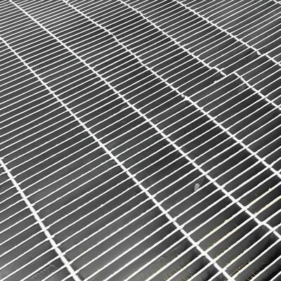 Griglia in acciaio zincato di tipo seghettato per passerelle di piattaforma sicure e personalizzabili