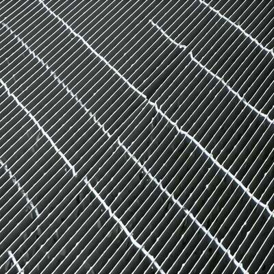 Piattaforma in grigliato d'acciaio zincato a caldo con proprietà anticorrosive e design personalizzabili per uso industriale