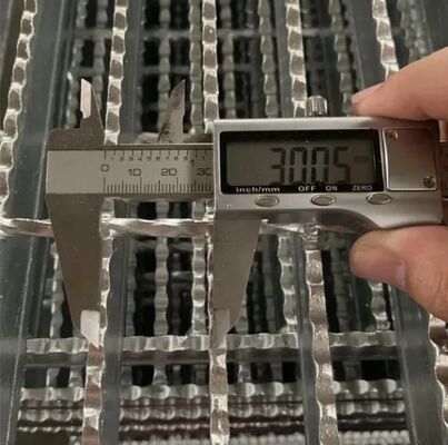 Griglie di acciaio galvanizzato dentellato per impianti industriali