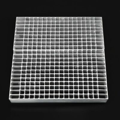 Griglia in acciaio zincato per impieghi gravosi con tondini di armatura resistenti per passi carrabili e fognature