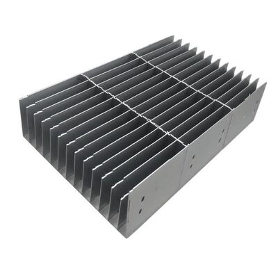 Pedate per scale in acciaio zincato a caldo con barra portante da 25 x 3 a 100 x 8 e standard ANSI/NAAMM per scale a pioli