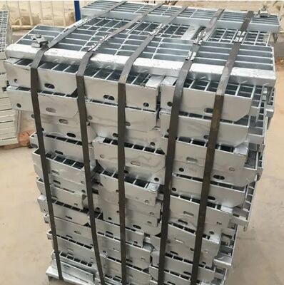 Pedate per scale in acciaio zincato a caldo con bordo antiscivolo e dimensioni personalizzabili per uso industriale