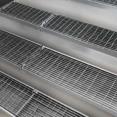 Pedate per scale in acciaio zincato a caldo con bordo antiscivolo e dimensioni personalizzabili per uso industriale