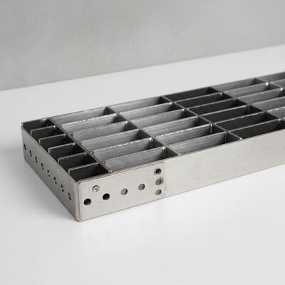 Gradini per scale in acciaio antiscivolo e anticorrosione ad alto carico per scale metalliche industriali