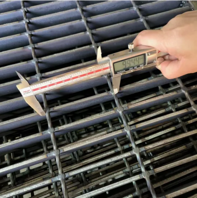 Press-Locked Steel Grating with Hot Dip Galvanized Serrated Surface for Heavy Duty Applications