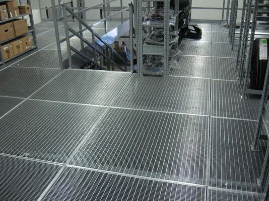 Griglie di acciaio galvanizzato antiscivolo a caldo con dimensioni personalizzabili per piattaforme di griglie di barre metalliche