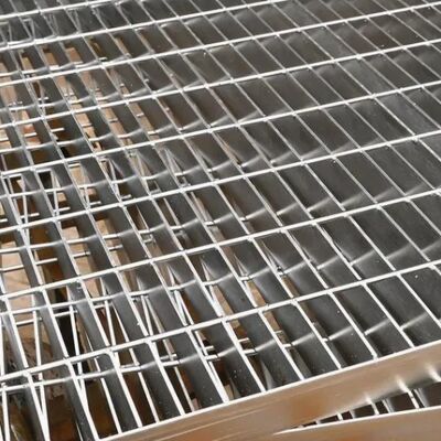Piattaforma di griglia in acciaio galvanizzato antiscivolo con dimensioni personalizzabili per passerelle e usi industriali