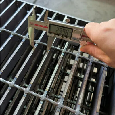 Piattaforma di griglia in acciaio galvanizzato antiscivolo con dimensioni personalizzabili per passerelle e usi industriali