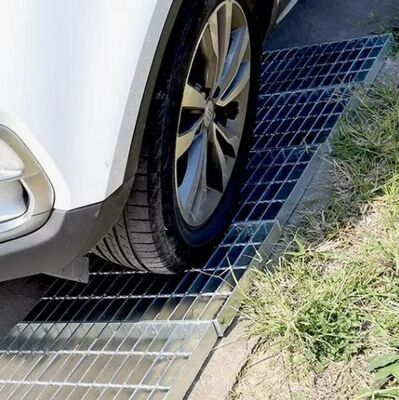 Griglie di acciaio a cuscinetto serrato con finitura galvanizzata a caldo e dimensioni personalizzabili per piattaforme industriali