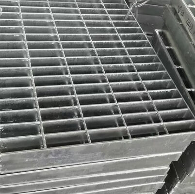 Griglie di acciaio a cuscinetto serrato con finitura galvanizzata a caldo e dimensioni personalizzabili per piattaforme industriali
