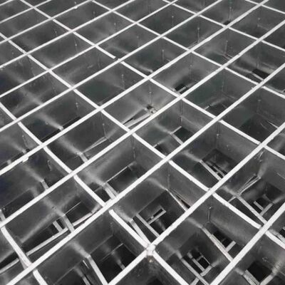 Griglie di acciaio a cuscinetto serrato con finitura galvanizzata a caldo e dimensioni personalizzabili per piattaforme industriali