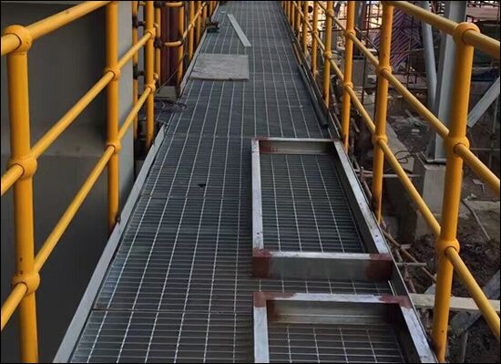Piattaforma Industriale in Grigliato di Acciaio Zincato Antiscivolo con Misure Personalizzabili