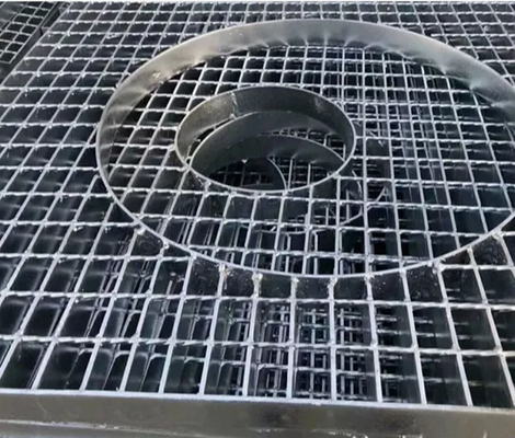 Grigliato in Acciaio Inox Zincato a Caldo con Dimensioni Personalizzabili per Applicazioni Industriali