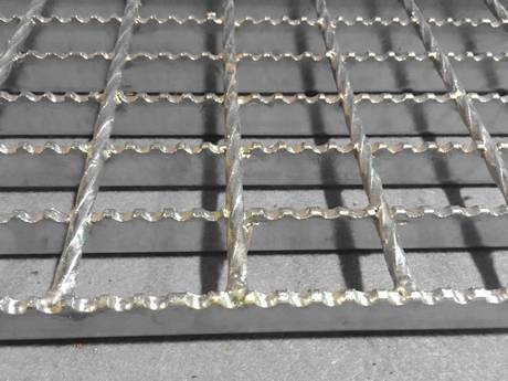 Copertura di una trincea di drenaggio con griglia di acciaio galvanizzato per progetti stradali comunali