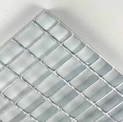 Griglia in acciaio zincato a caldo, tipo seghettato, con barra portante 25x3 per piattaforme industriali