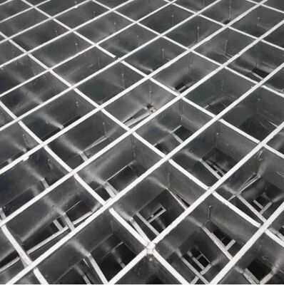 Griglia in acciaio zincato di tipo seghettato per passerelle di piattaforma sicure e personalizzabili