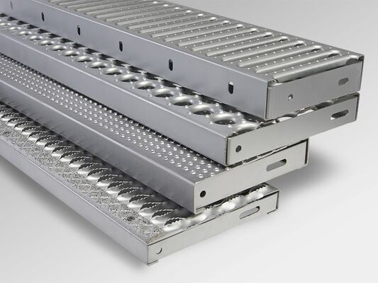 Pedate per scale in acciaio zincato a caldo con barra portante da 25 x 3 a 100 x 8 e standard ANSI/NAAMM per scale a pioli