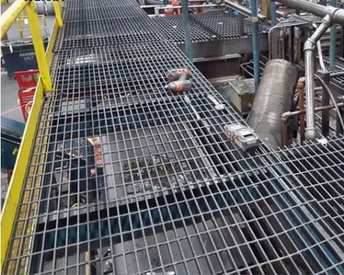 Gradino per scala in acciaio zincato a caldo per esterni con barra portante da 25 x 3 a 100 x 8 e standard ANSI/NAAMM
