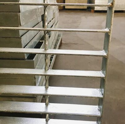 Pedate per scale in acciaio zincato a caldo con bordo antiscivolo e dimensioni personalizzabili per uso industriale
