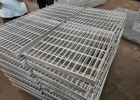 Piattaforma di griglia in acciaio galvanizzato a prova di ruggine con superficie antiscivolo seghettata per passerelle industriali