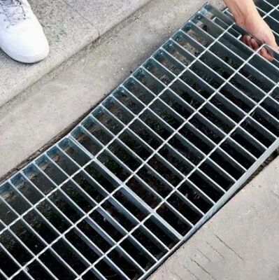 Copertura per scarico in grigliato di acciaio zincato con superficie antiscivolo per applicazioni di canalette per carichi pesanti